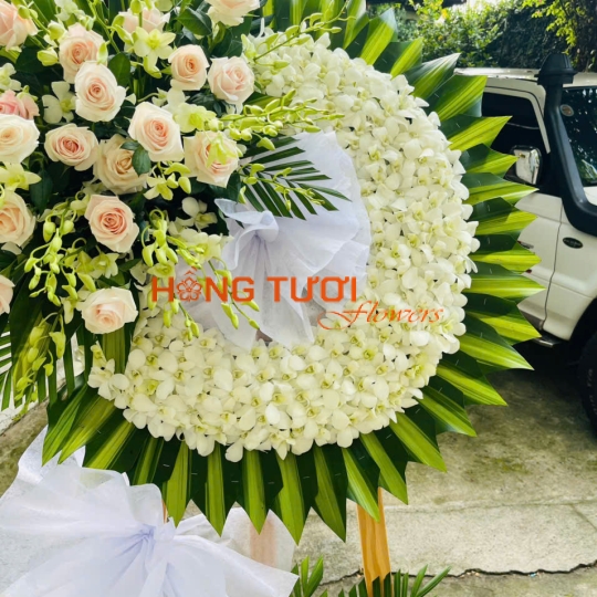Kệ Hoa Chia Buồn Vòng Lan Trắng Phối Hồng Phấn