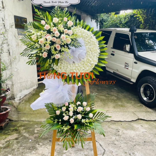 Kệ Hoa Chia Buồn Vòng Lan Trắng Phối Hồng Phấn