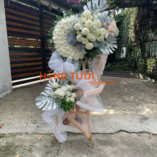Kệ Hoa Chia Buồn Vòng Trắng Phối Hồng Kem Hai Tầng