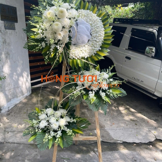 Kệ Hoa Chia Buồn Vòng Tròn Lan Trắng Ba Cụm